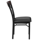 Chaise de restaurant de la série Eclipse en métal noir et bois de noyer avec dossier vertical et siège en vinyle noir-Siège rembourré en vinyle noir