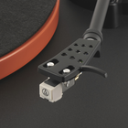 JBL - Spinner BT Platine Bluetooth - Noir/Orange-Le plateau en aluminium est entraîné par une courroie et un moteur avec un capteur optique en dessous pour garantir la lecture de vos disques