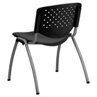 Chaise empilable en plastique noir de la série HERCULES, capacité de 880 lb avec cadre enduit de poudre grise titane-Conception à dossier et siège en plastique noir aux contours ergonomiques